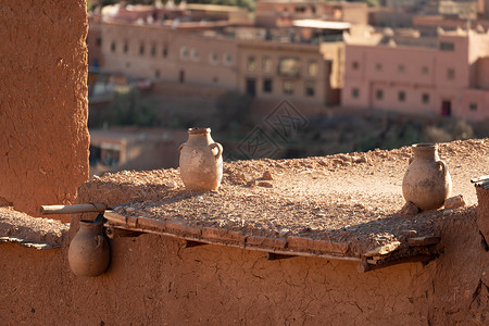 商队位于摩洛哥新城的墙上古老水壶背景