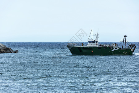 海平洋底的渔船 海洋海平面背景上的渔船背景图片