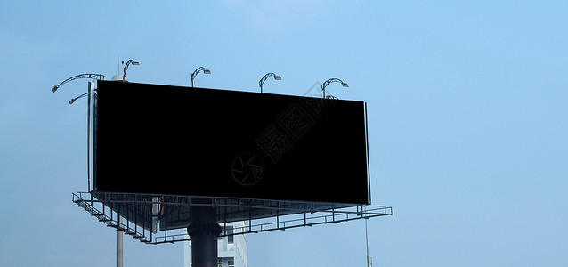 户外广告的空白广告板很大营销账单横幅海报框架展示嘲笑蓝色帆布城市背景图片