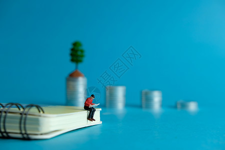 微型商业概念     年轻人在硬币堆叠前学习学校银行业塑像期货现金生长梯子摄影数字座位背景图片