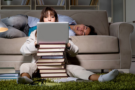 两名学生在考试准备迟到时学习过夜阅读女学生时间大学班级教科书女孩青少年睡眠家高清图片素材