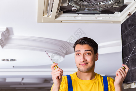 修理天顶空调机房维修修理工力量男人检查男性电气护发素工程师交流电冷气机加热器墙高清图片素材