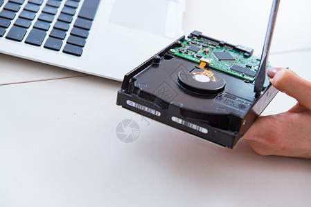 硬件驱动器修理和数据恢复及恢复后恢复帮助专家检查考试螺丝刀贮存硬盘光盘维修电脑工作高清图片素材