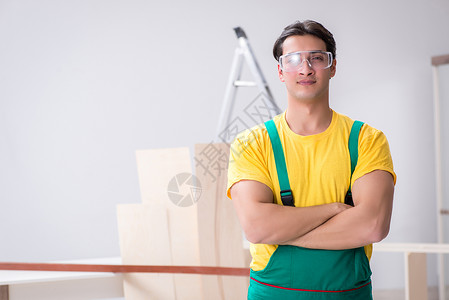 建筑工地身着保护性护目镜的工人导师眼睛风镜房子修理工工作木工工具男人建设者作坊高清图片素材