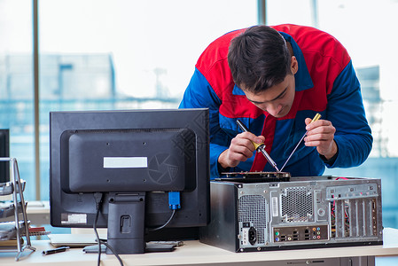 修理车间破损计算机的计算机技工技术员乐器男人桌面工具展示硬件修理工专家电路安装工人高清图片素材