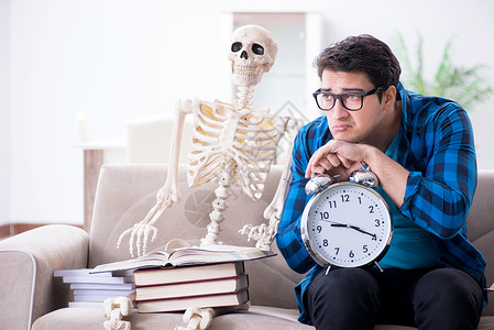 学生在学习时有骨架准备考试时间颅骨骨骼图书阅读青少年知识图书馆压力大学背景图片