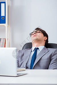 在办公室工作的不愉快的商务人士报告挫折超载人士员工商务文书睡眠经理男人老板高清图片素材