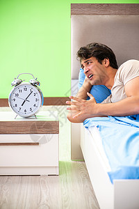 人睡眠有问题说谎警报卧室男人时间工作苏醒唤醒痛苦午睡失眠高清图片素材