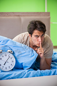 人睡眠有问题痛苦时间男人压力工作小憩恶梦闹钟疾病失眠卧室高清图片素材