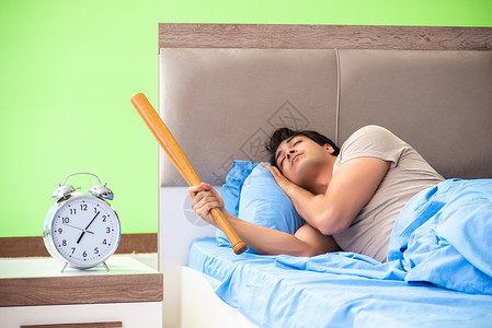 人睡眠有问题警报头痛卧室蝙蝠棒球失眠痛苦工作苏醒说谎健康高清图片素材