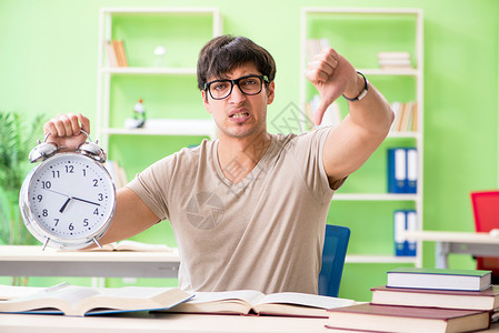 准备参加大学考试的学生人数时间图书课堂压力宿舍知识修订研究警报阅读男人高清图片素材