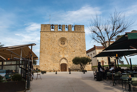 拜月娘西班牙赫罗纳圣马蒂德安普里耶斯 2020 年 2 月 8 日 西班牙赫罗纳圣马蒂德安普里耶斯老城圣马蒂德安普里什教堂阳光明媚天空背景