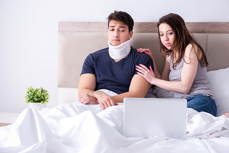 爱妻照顾在床上受伤丈夫的亲人脊柱女士衣领护理骨科电脑碰撞创伤照顾者病人背景图片