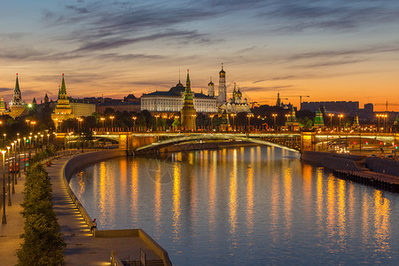 莫斯科克里姆林宫和莫斯科河 在夏季早晨高清图片