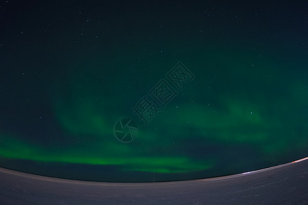 夜空中的北极光 苔原中的北极光北极星针叶树星星漩涡旅行童话星光地平线天文学极光背景图片