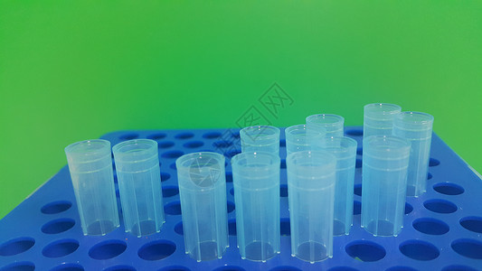在带有空洞的微滴盒中 特写蓝色微升小提示的视图液体实验研究员测序架子背景生物学器具技术吸管背景图片