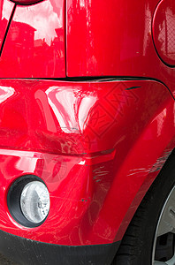汽车受损车辆凹痕驾驶碰撞运输保险杠损害灾难交通红色救援高清图片素材