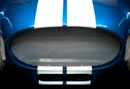 蓝色和白色有条纹汽车格里勒的详情高清图片