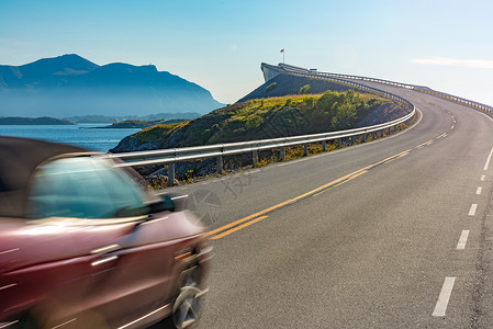 大西洋路挪威 欧洲和挪威大西洋公路上的汽车国家旅行蓝色岩石小路地标车辆天空地形车轮背景