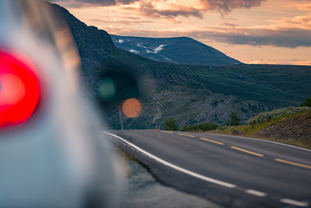 行驶在路上的车挪威 欧洲和挪威的汽车在路上行驶 日落旅行路线耀斑场景爬坡旅游交通天空运输车辆蓝色背景
