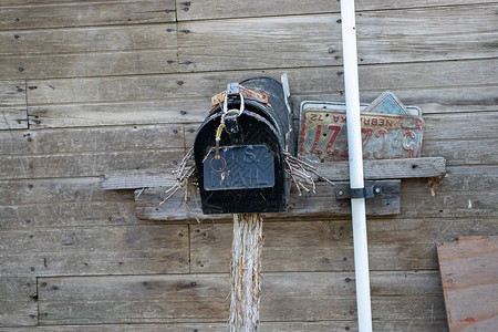旧弃置国邮箱前方 里面有鸟巢 在棚子旁边高清图片