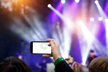 音乐会的社交网络现场直播 使用智能手机摄像头互联网人群奢华音乐男人派对摄影观众播送居住背景图片