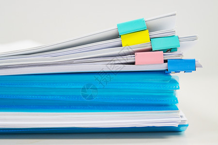 文件文件夹和堆在桌上的业务报告纸质文件记录文档商业合同内阁簿记规格自动化官僚格式背景图片