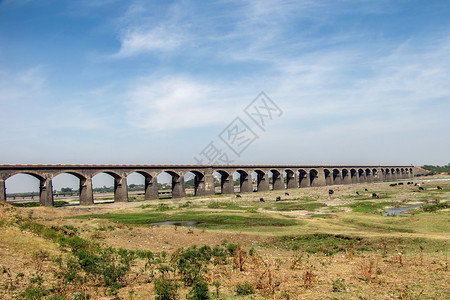 印度马哈拉施特拉邦达翁德的长石拱形铁路桥图片素材