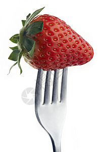 叉子上的草莓红色背景健康饮食水果杂货用具活力食物种子养分背景图片