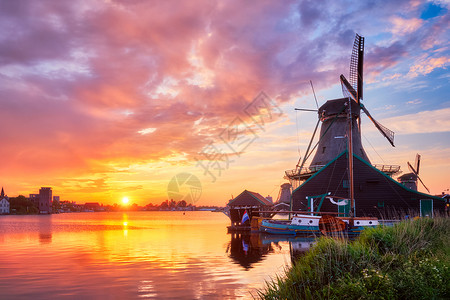 日落时 荷兰的风车天空景点历史反射胜地旅行游客历史性旅游农村背景图片