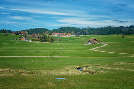 瑞士农场乡边 山区 绿草田和瑞典的住宅场地土地假期风景蓝色旅游森林国家高山公园背景