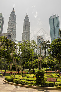 马来西亚吉隆坡的KLCC公园和Petronas双塔高清图片