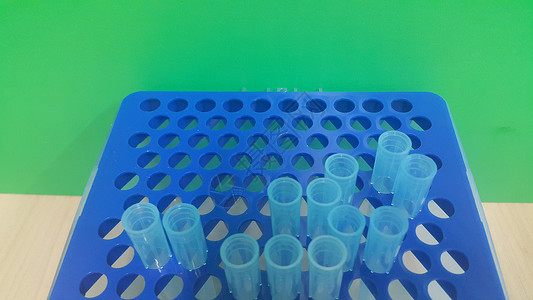 在带有空洞的微滴盒中 特写蓝色微升小提示的视图仪器多管化学品增殖实验微管生命科学补充背景科学背景图片