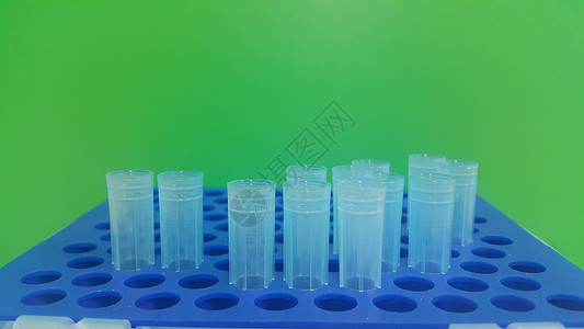 在带有空洞的微滴盒中 特写蓝色微升小提示的视图液体生物多管化学品补充文化营养素生命科学架子仪器背景图片