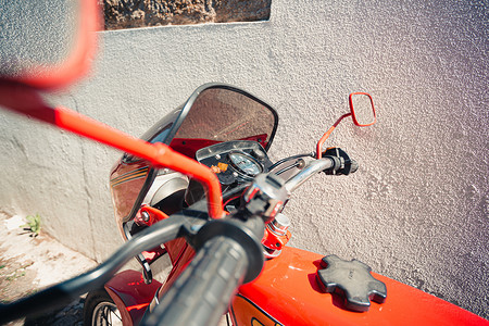 在阳光明媚的日子里 一辆古老的红色摩托车贴近了背景图片