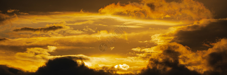 太阳漂浮天空的天气变化了 软焦点 模糊运动 大面积气象学背景 而光辉的云层则在瞬间升起背景图片