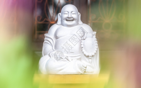 坐着笑着胖和尚的白色雕像高清图片