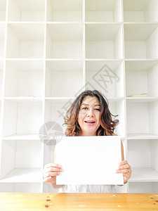 美丽的女人在白色背景下微笑着快乐的笑容工人空白木板横幅卡片成人广告牌海报成功推介会背景图片