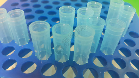 在带有空洞的微滴盒中 特写蓝色微升小提示的视图生物微管补充化学品实验背景研究员科学仪器吸管背景图片