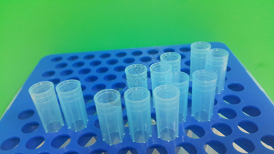 在带有空洞的微滴盒中 特写蓝色微升小提示的视图测序研究员仪器生命科学实验室技术生物学增殖化学品吸管背景图片