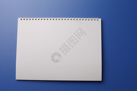 空白笔记本螺旋白色对象文具摄影蓝色背景水平影棚背景图片