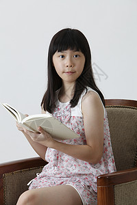 女童阅读书青年孩子教育沙发白色学习学生青少年阅读背景图片