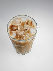 含冰的奶茶玻璃拿铁饮料白色液体冰块美食冰镇乳白色饮食背景图片