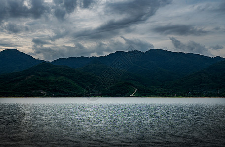 天空 云暴和赖江的地貌自然观阴影顶峰云雨危险场景岩石风景戏剧性螺栓霹雳背景图片