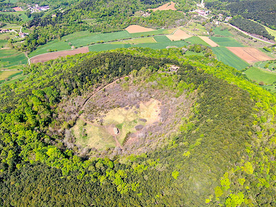 角砾陨石素材圣玛加里达火山是西班牙加泰罗尼亚州加罗特萨角的一座已绝迹的火山旅行风景教会陨石公园村庄森林房子建筑教堂背景