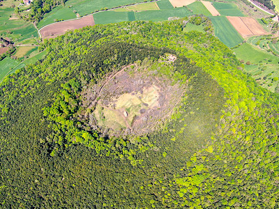 角砾陨石素材圣玛加里达火山是西班牙加泰罗尼亚州加罗特萨角的一座已绝迹的火山旅行山坡建筑学风景陨石公园国家村庄森林教会背景