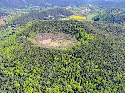 角砾陨石素材圣玛加里达火山是西班牙加泰罗尼亚州加罗特萨角的一座已绝迹的火山建筑学教会陨石旅游公园鸟瞰图宗教森林建筑山坡背景