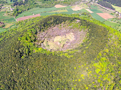 角砾陨石素材圣玛加里达火山是西班牙加泰罗尼亚州加罗特萨角的一座已绝迹的火山风景建筑建筑学森林村庄游客透明带鸟瞰图陨石教会背景