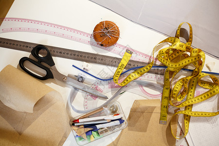 一厘米黄色 剪刀 尺子和其他裁缝工具的顶部视图 制衣 工作场所裁缝纺织品高清图片素材