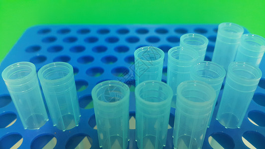 在带有空洞的微滴盒中 特写蓝色微升小提示的视图科学仪器补充绿色营养素文化化学品液体实验实验室背景图片